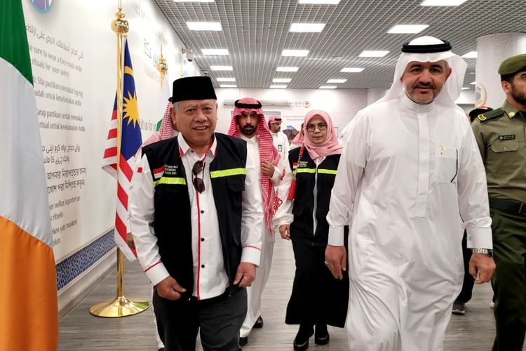 Penyambutan jamaah haji Indonesia kloter pertama yang  telah tiba di Bandara Prince Mohammed bin Abdulaziz, Madinah, pada pukul 06.20 waktu setempat. Jemaah menggunakan pesawat Garuda Indonesia.