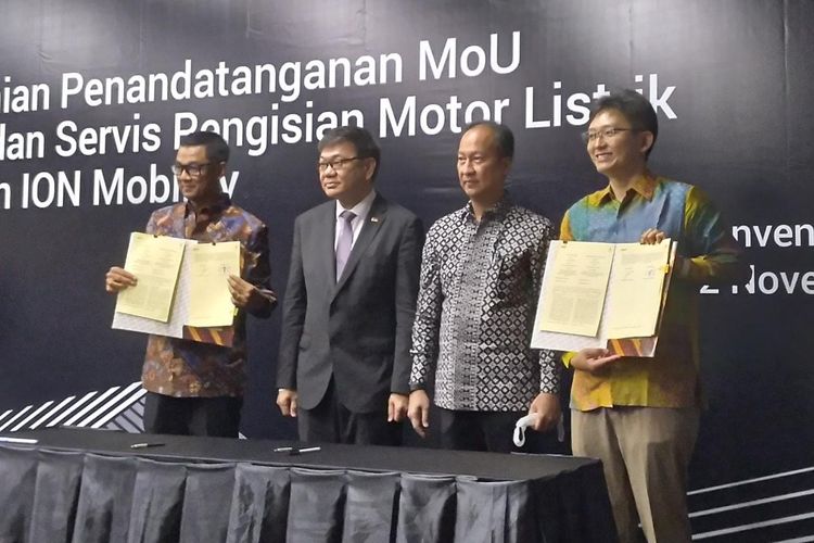 Penandatanganan MoU kerjasama pembangunan SPLU oleh PT Industri Ion Mobilitas dan PT PLN, yang disaksikan oleh Menteri Perindustrian Agus Gumiwang di JCC Senayan Jakarta, Rabu (2/11/2022).