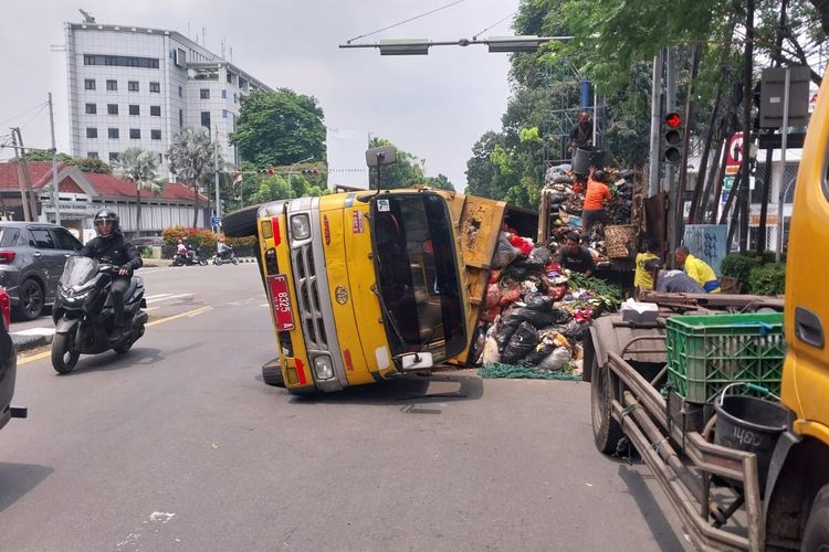 Truk Sampah Terguling di Jalan Pajajaran Bogor, Lalu Lintas Padat