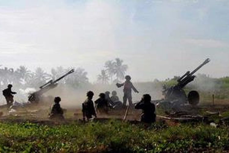 Ilustrasi: Pasukan Resimen Artileri Korps Marinir TNI AL bersiap menembakkan meriam howitzer 105 saat Latihan Gabungan TNI 2013 di Pantai Banongan, Situbondo, Jawa Timur, Jumat (3/5/2013). Latgab dihadiri oleh Presiden Susilo Bambang Yudhoyono dengan melibatkan 16.745 prajurit TNI dari ketiga angkatan.
