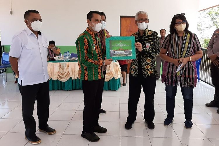Kemendesa PDTT melalui Ditjen PPKT memberikan bantuan satuan permukiman Kapitan Meo di kawasan transmigrasi Kobalima Timur, Kabupaten Malaka, Provinsi Nusa Tenggara Timur (NTT), Minggu (24/4/2022). 