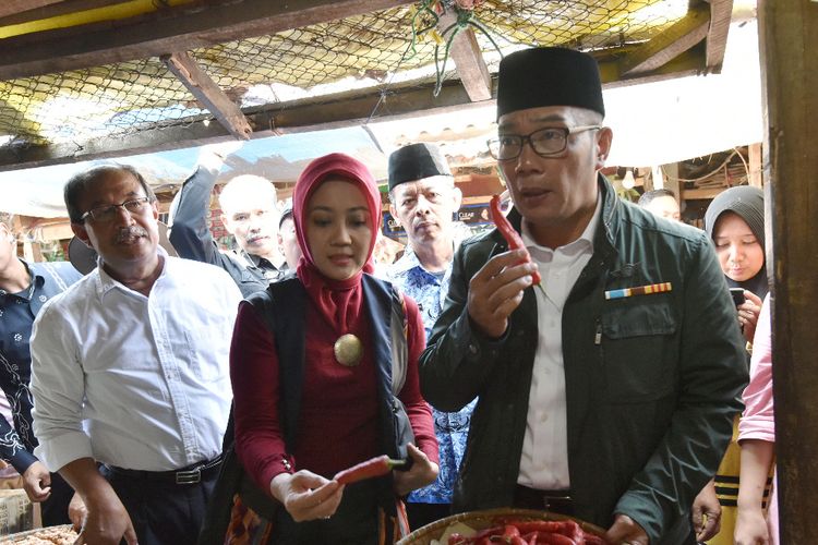 Gubernur Jawa Barat Ridwan Kamil sedang berdialog dengan salah satu pedagang yang ada di salah satu pasar di Jawa barat. 
