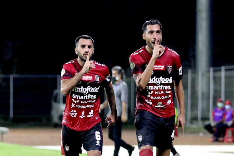 Pemain Bali United Brwa Nouri dan Willian Pachecho seusai menjebol gawang Arema FC saat pertandingan pekan 31 Liga 1 2021-2022 yang berakhir dengan skor 2-1 di Stadion I Gusti Ngurah Rai Denpasar, Selasa (15/3/2022) sore.