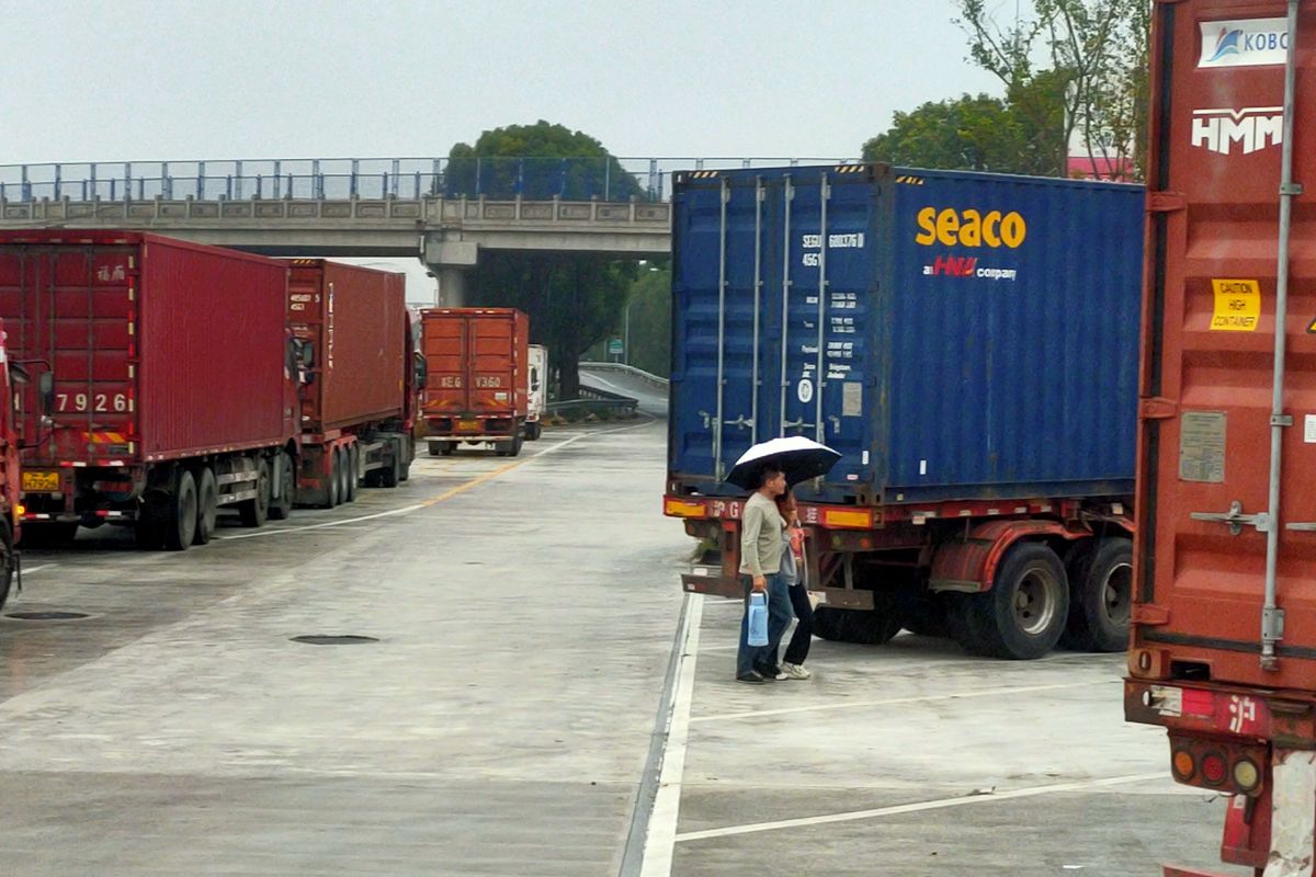 Pengemudi truk di China sedang istirahat di rest area