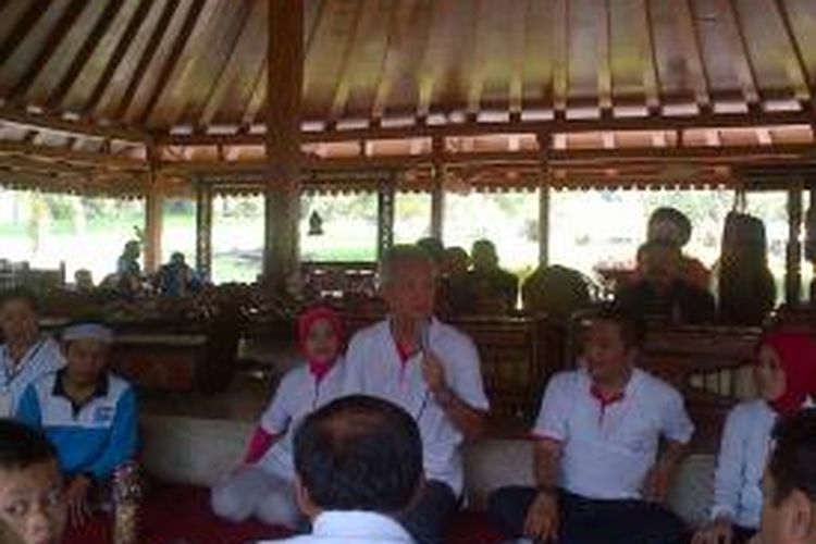 Gubernur Jawa Tengah Ganjar Pranowo berdialog dengan buruh di kompleks Candi Borobudur, Magelang, Jumat (1/5/2015)