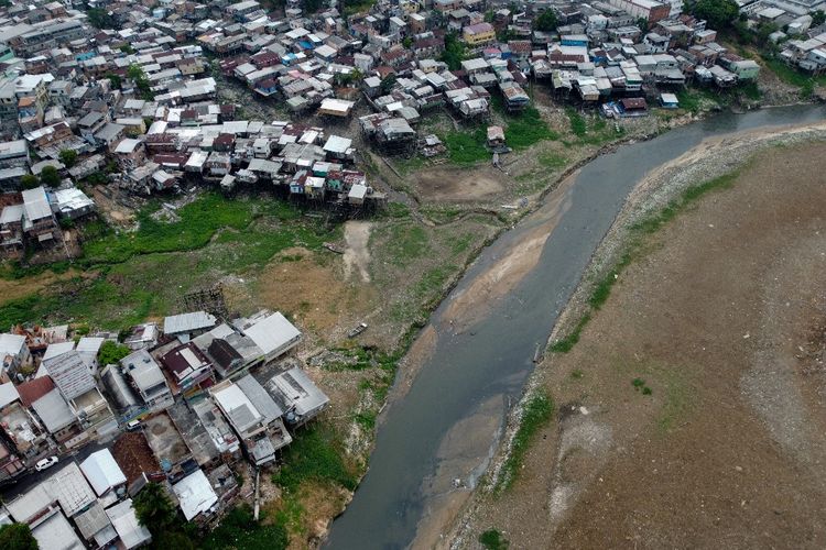 Pemandangan luas sungai Negro yang melewati kota Manaus, Negara Bagian Amazonas, Brasil utara, pada tanggal 16 Oktober 2023. Sungai Negro menghadapi musim kemarau terburuk dalam beberapa dekade terakhir di hutan hujan Amazon. 