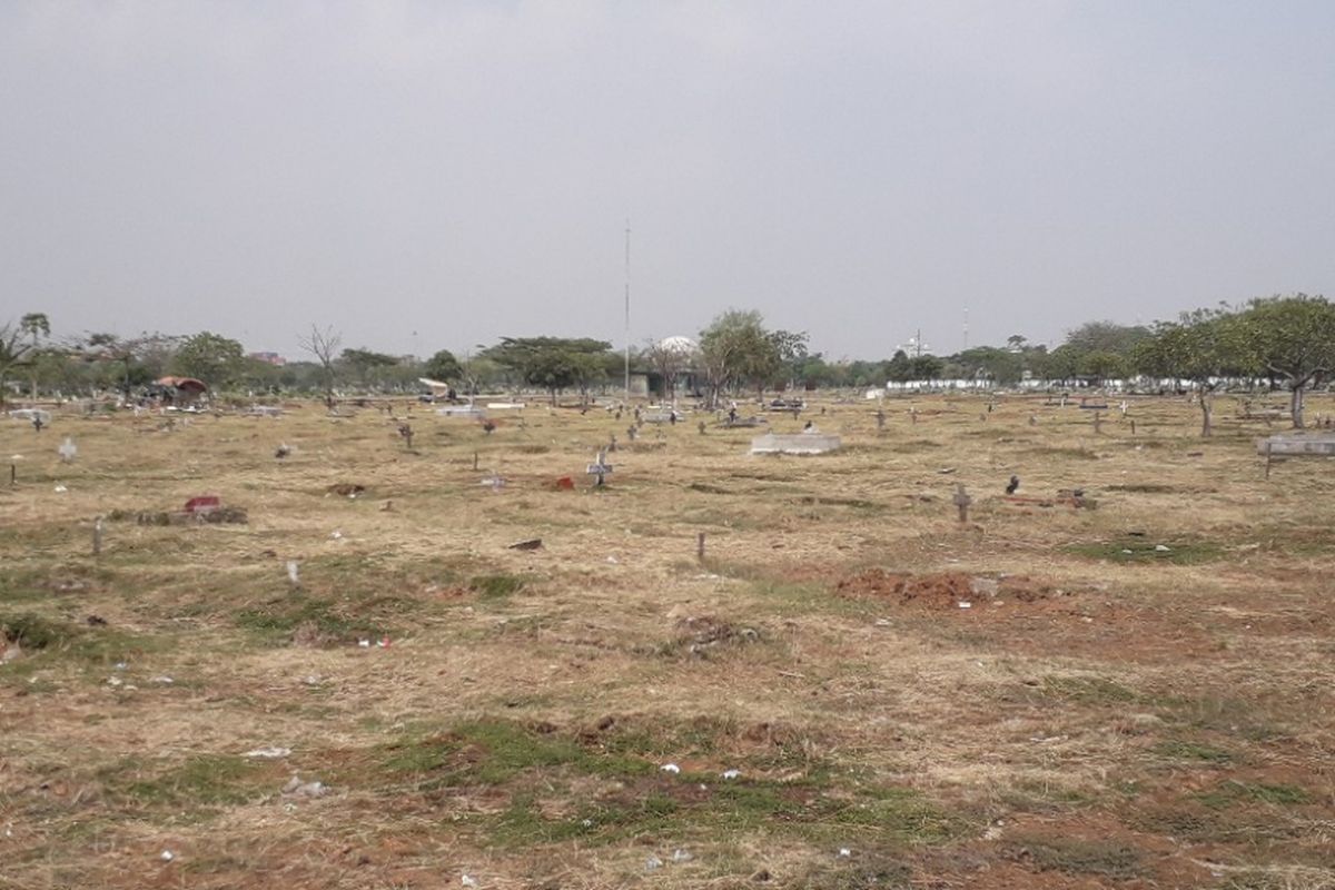 Area pemakaman Blok A1 Unit Kristen di TPU Budi Dharma yang disebut kerap tergenang tampak kering akibat musim kemarau, Sabtu (15/9/2018).