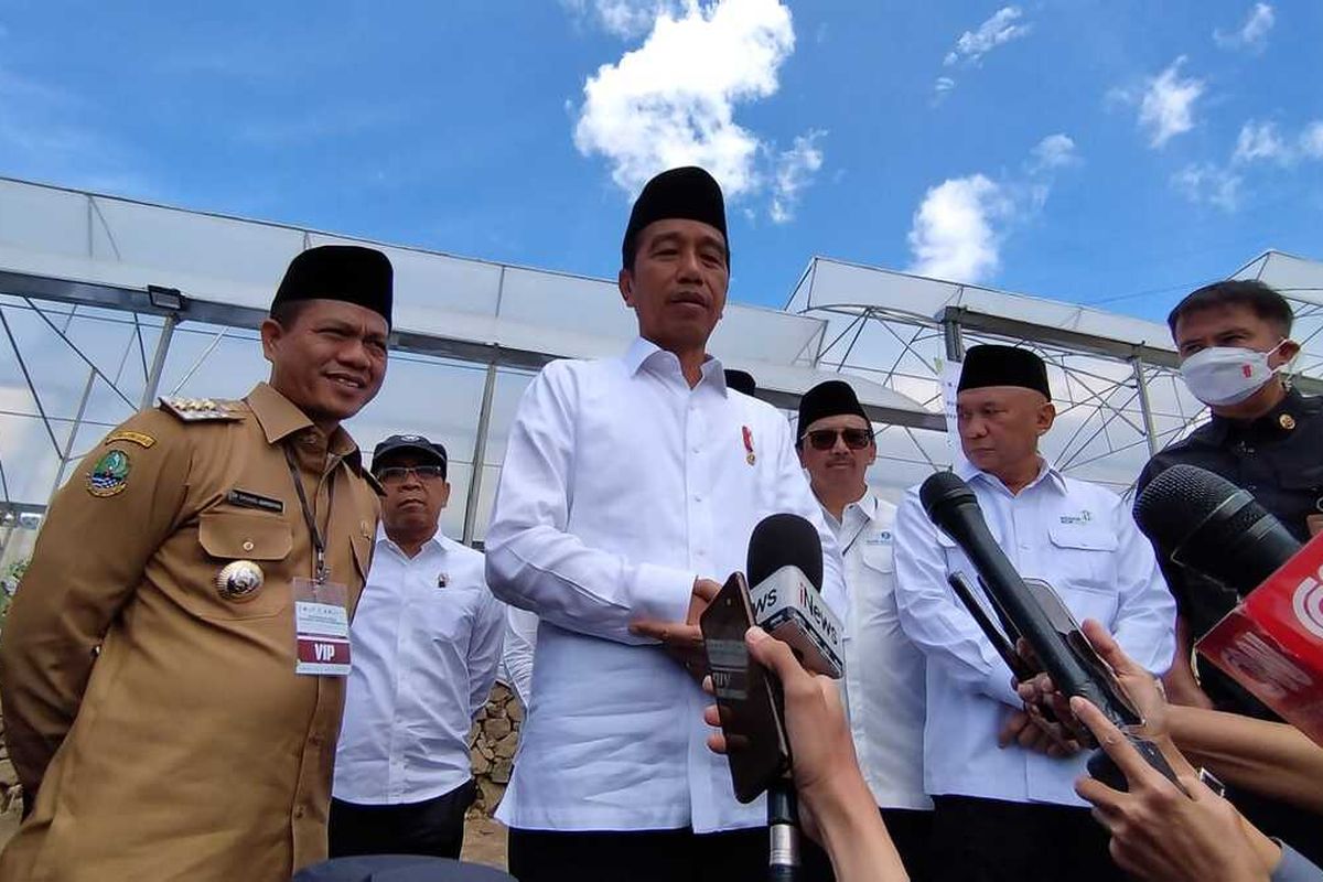 Presiden Jokowi berkunjung ke Pondok Pesantren Al-Ittifaq, Ciwidey, Kabupaten Bandung, Jawa Barat pada Senin (6/3/2023). Dalam lawatannya Presiden merasa kagum dengan hasil pencapaian sektor pertanian yang dikerjakan oleh Pondok Pesantren.