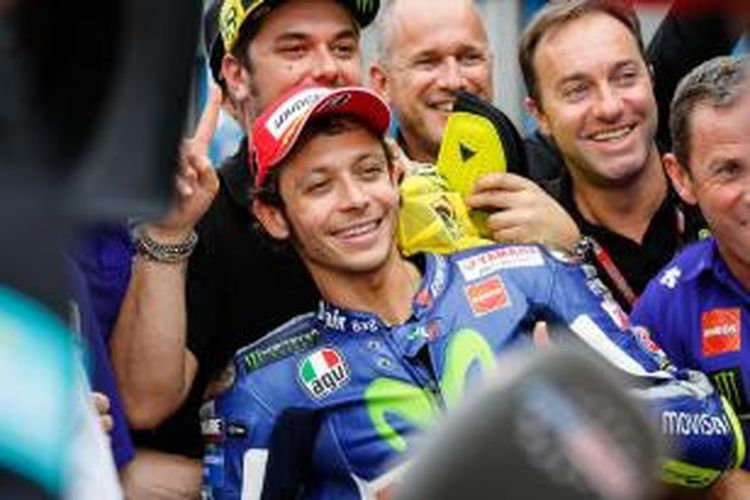 Pebalap Movistar Yamaha asal Italia, Valentino Rossi, merayakan bersama tim setelah berhasil mencatat waktu tercepat pada sesi kualifikasi GP Belanda di Sirkuit Assen, Jumat (26/6/2015).