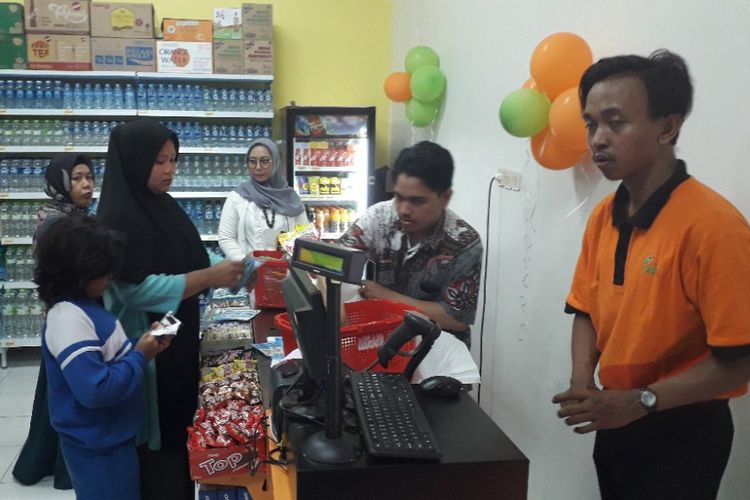 Warga berbelanja di Gerai Fish Angke Muara Angke yang baru dibuka oleh Pemprov DKI Jakarta, Rabu (19/12/2018).