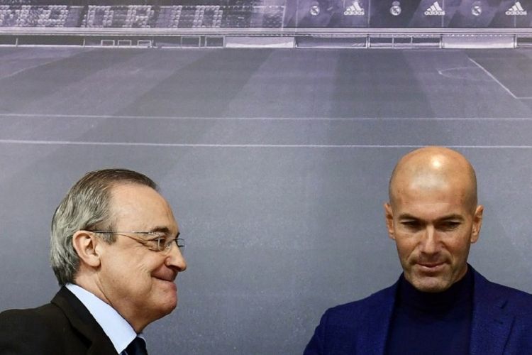 Presiden Real Madrid, Florentino Perez, hadir menemani Zinedine Zidane yang mengadakan jumpa pers saat memutuskan mundur dari kursi pelatih Real Madrid, 31 Mei 2018. 