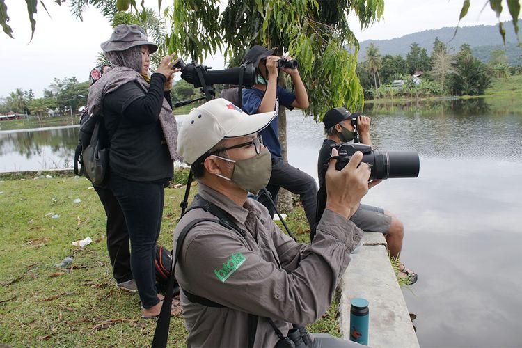 Sejumlah pegiat lingkungan melakukan pengamatan burung untuk mendata burung air di Danau Perintis Kabupaten Bone Bolango, Gorontalo. Sensus burung air Asia atau Asian Waterbird Census (AWC) ini dilaksanakan rutin setiap tahun pada bulan Januari-Februari.