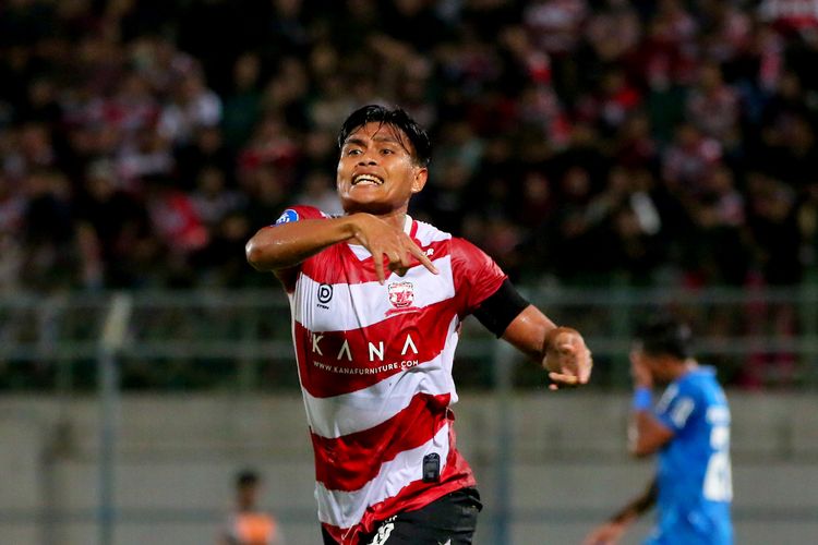 Pemain Madura United Fachruddin Ariyanto memberi semangat tim saat laga pekan ke-18 Liga 1 2023-2024 melawan Persib Bandung yang berakhir dengan skor 1-0 di Stadion Gelora Bangkalan, Rabu (1/11/2023) malam.