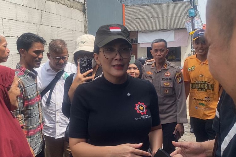 Rieke Diah Pitaloka Datangi Kediaman Pemuda Bekasi Korban TPPO di Kamboja