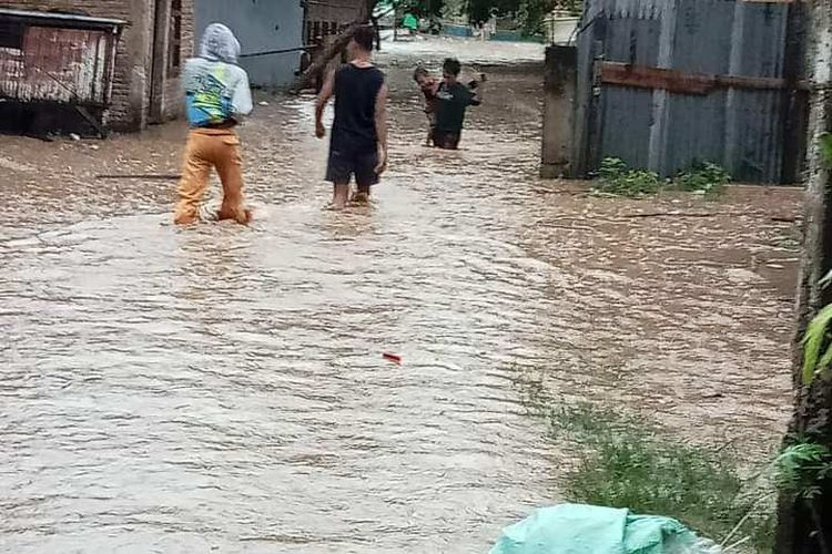 Tampak luapan banjir merendam permukiman warga di Dompu, Kamis (2/2/2023).