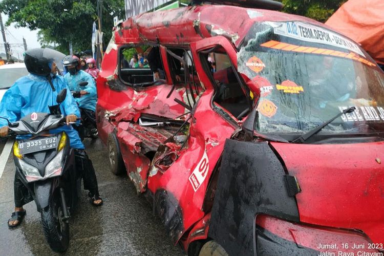 Angkot yang tertabrak KRL di pelintasan liar Stasiun Citayam-Depok, Jumat (16/6/2023)