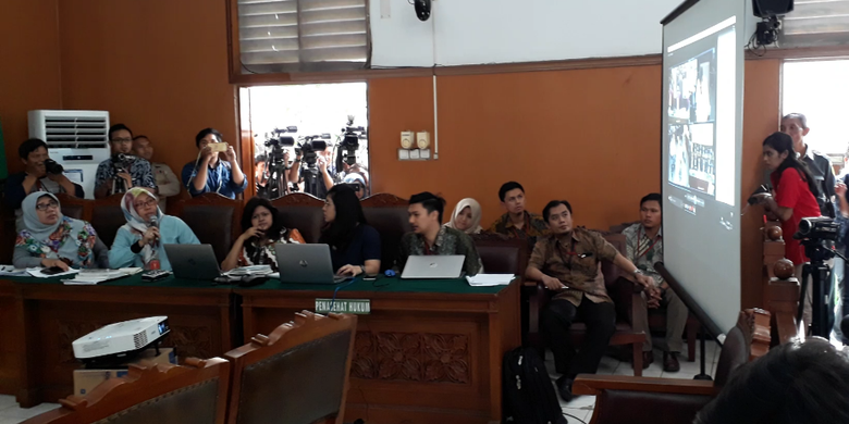 KPK menunjukkan video dimulainya sidang pokok perkara di Pengadilan Tipikor, di sidang praperadilan, Rabu (13/12/2017)