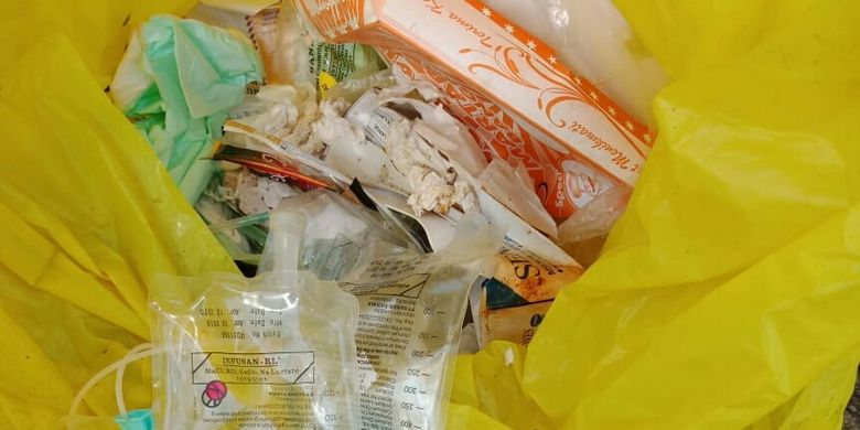 Tumpukan plastik berisi limbah medis ditemukan di Dusun Kepuh, Desa Pusakajaya Utara, Kecamatan Cilebar, Kabupaten Karawang, Minggu (9/9/2018).