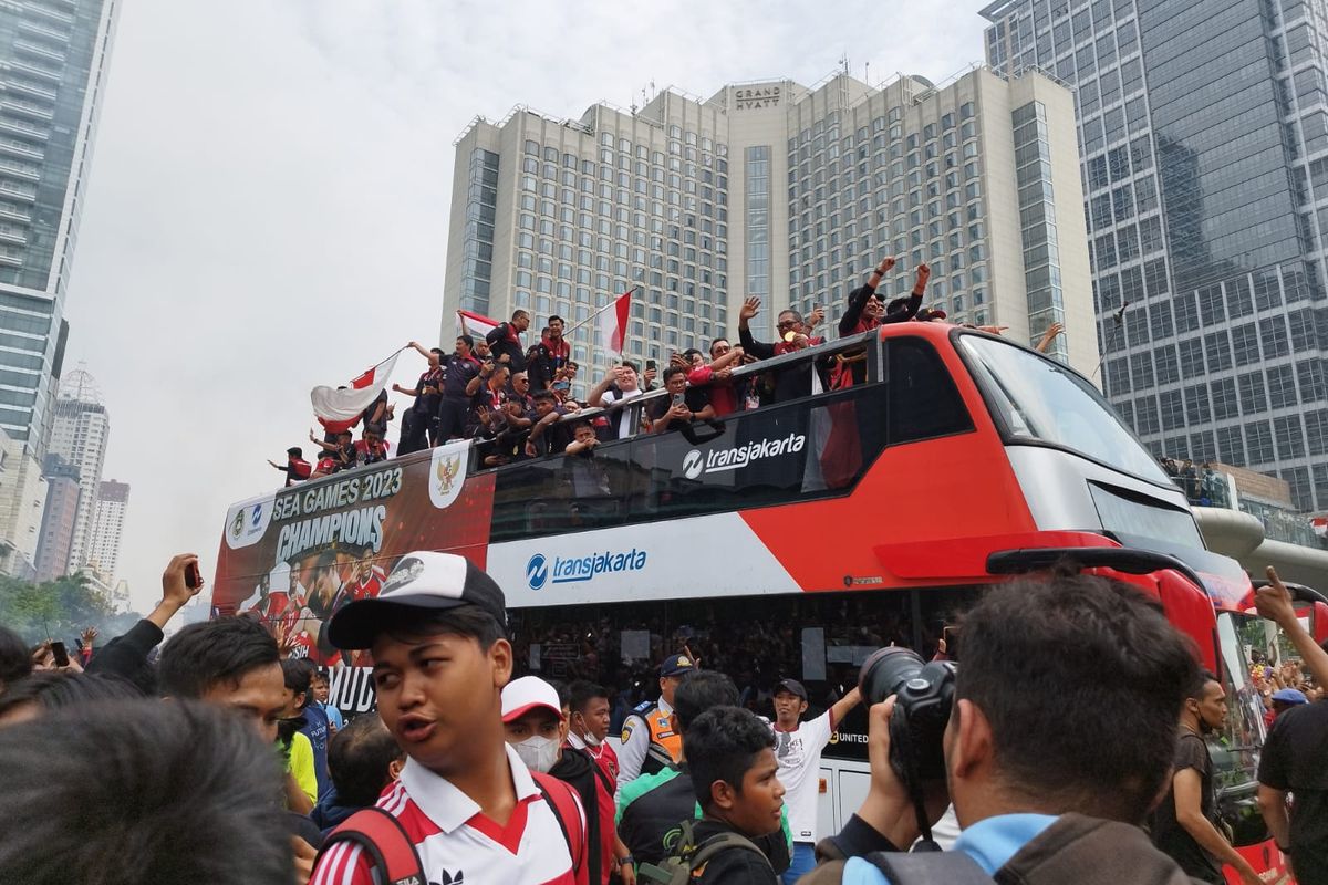 Warga sambut riuh kedatangan anggota Timnas sepakbola U-22 di Bundaran HI, Menteng, Jakarta Pusat, Jumat (19/5/2024). (KOMPAS.com/XENA OLIVIA)