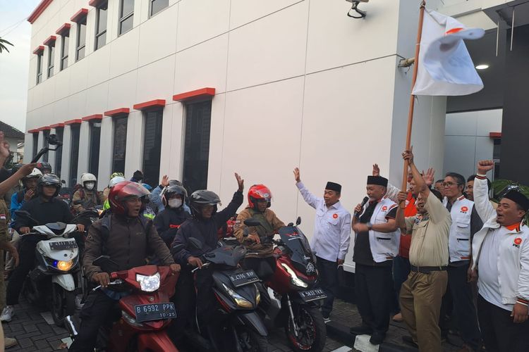 Presiden PKS meresmikan posko mudik Lebaran Idul Fitri 2023 sekaligus melepas pemotor yang hendak mudik di halaman kantor DPP PKS, Jakarta Selatan, Selasa (18/4/2023). 