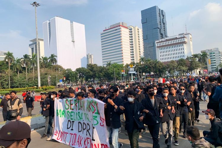 Peserta unjuk rasa tolak kenaikan harga BBM terus berdatangan di kawasan Patung Kuda Arjuna Wijaya, Jakarta Pusat, Selasa (13/9/2022).