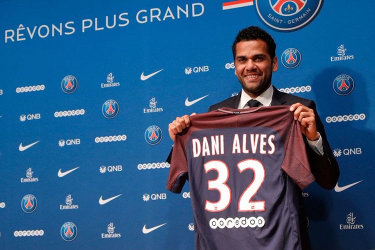 Dani Alves saat diperkenalkan sebagai pemain anyar Paris Saint-Germain, Rabu (12/7/2017). Terkini, Dani Alves ditangkap oleh pihak kepolisian Barcelona atas dugaan pelecahan seksual di sebuah klub malam Kota Barcelona, Sutton, pada 30 Desember 2022.