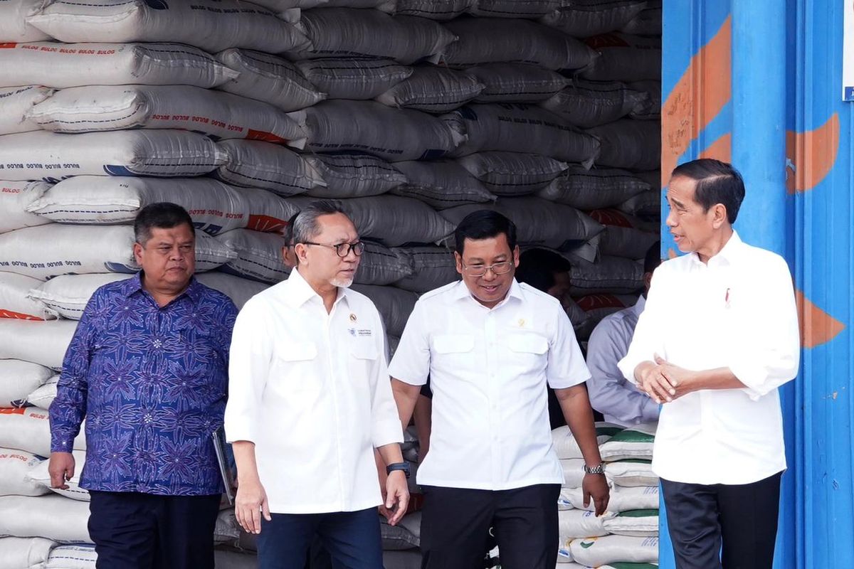 Presiden Joko Widodo bersama Menteri Perdagangan Zulkifli Hasan meninjau persediaan beras di Gudang Bulog di Sunter, Kelapa Gading, Jakarta, Senin (11/9/2023).