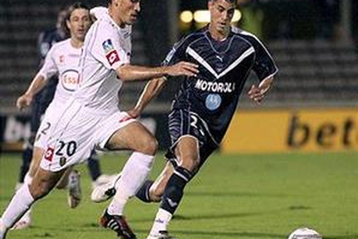 Penyerang Bordeaux, Marouane Chamakh (kanan).