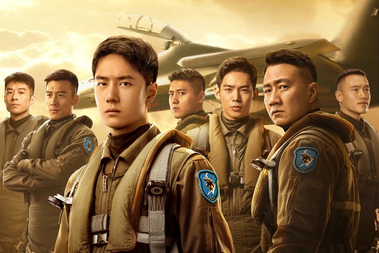 Poster film Born to Fly yang dibintangi Wang Yibo dan Hu Jun tentang sepak terjang pilot uji coba pesawat.