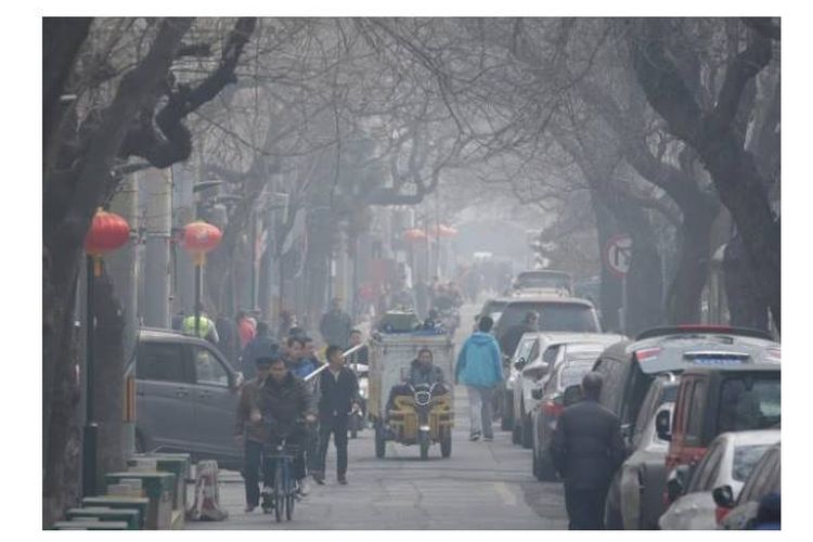 Kondisi cuaca di Hutong, pada hari yang tercemar di pusat Beijing, Cina (2/3/2019). 