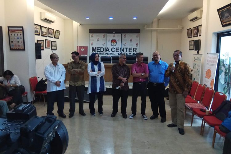 Ketua KPU Arief Budiman bersama enam komisioner KPU lainnya di kantor KPU RI, Jakarta, Selasa (2/5/2017).
