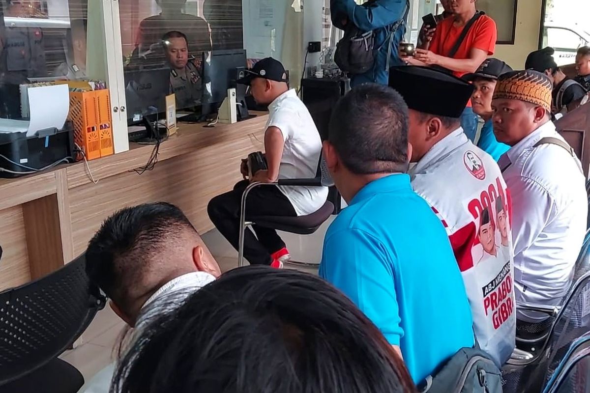 Pro Jokowi (Projo) DIY saat melaporkan Butet Kertaredjasa ke Polda DIY atas dugaan mengucapkan kata-kata yang menghina Presiden Joko Widodo saat di Hajatan Rakyat untuk Ganjar Pranowo - Mahfud MD di Alun-alun Wates, Kulon Progo.