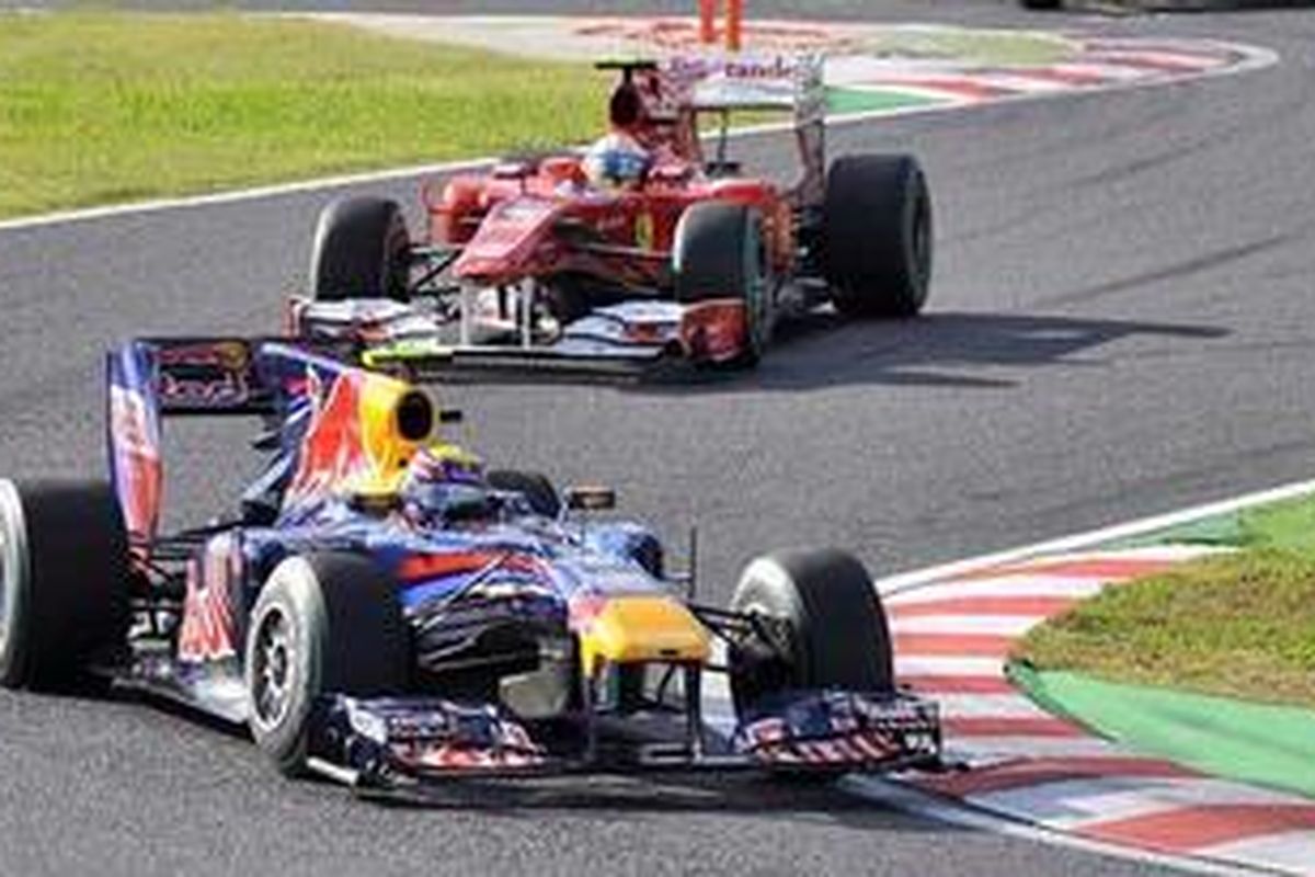 Pebalap Ferrari, Fernando Alonso, berada di belakang pebalap Red Bull Racing, Mark Webber (depan), dalam balapan GP Jepang, Minggu (10/10/10). Alonso finis ketiga, di belakang duet Red Bull, Sebastian Vettel dan Webber.