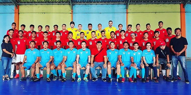 Pelatih Kensuke Takahashi bersama pemain seleksi timnas futsal pada hari perdana seleksi, Sabtu (25/8) di Jogokaryan Futsal Yogyakarta.
