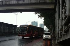 Bus Transjakarta Harus Pindah Lajur, Pengguna Jalan Terganggu