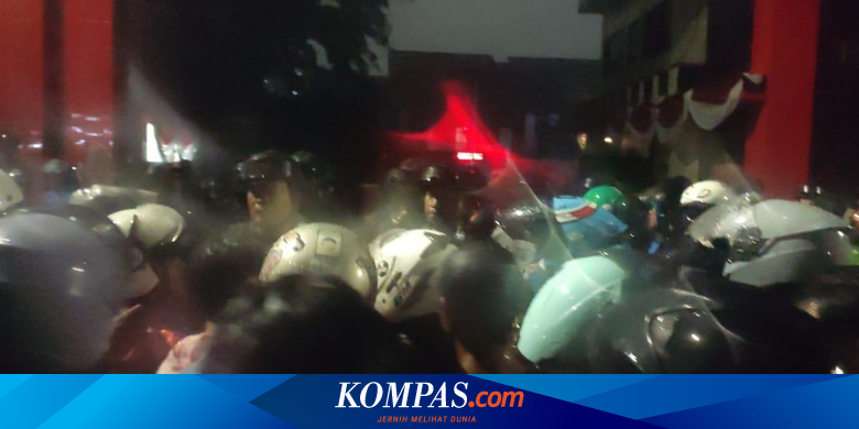 Massa Tinggalkan Mako Brimob Kwitang Usai Protes Ojol Tewas Dilindas Rantis
