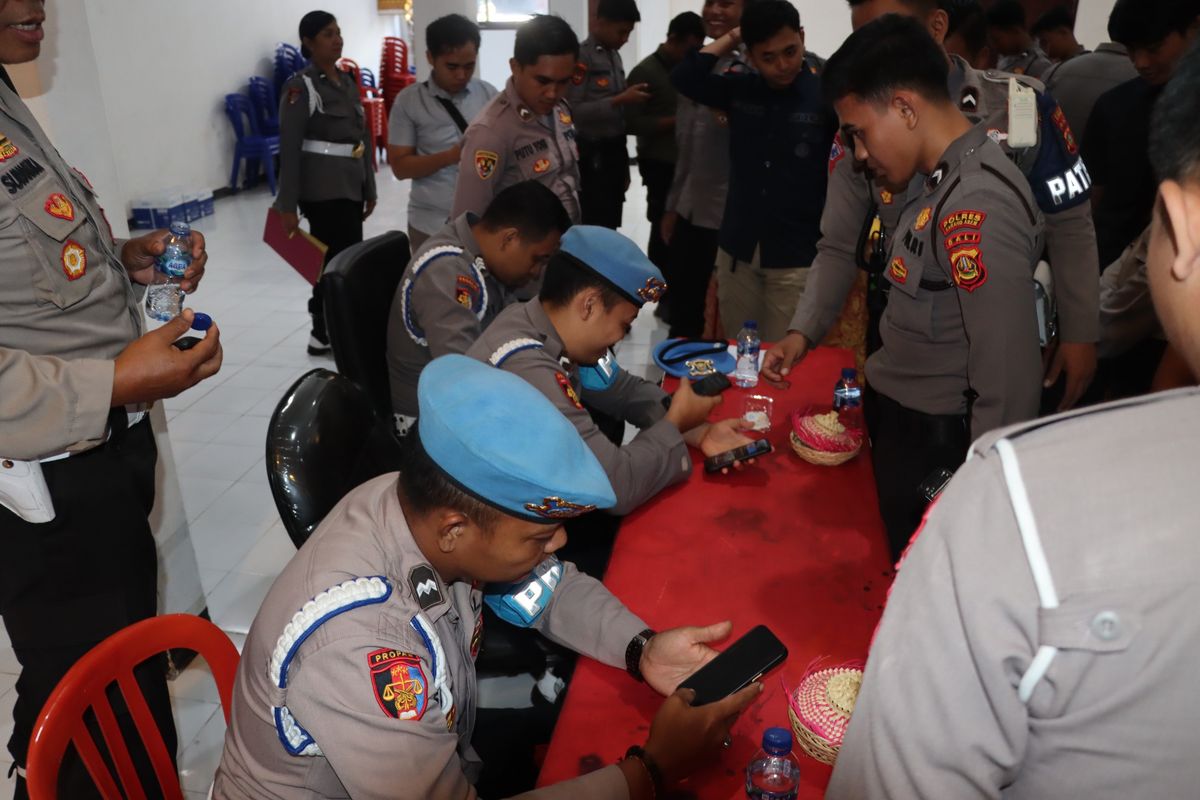 Pemeriksaan ponsel milik Bintara Polres Karangasem terkait judi online, Selasa (2/7/2024).