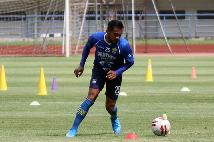 Zulham Zamrun dalam sesi latihan Persib di Stadion Gelora Bandung Lautan Api (GBLA), Selasa (4/2/2020). 