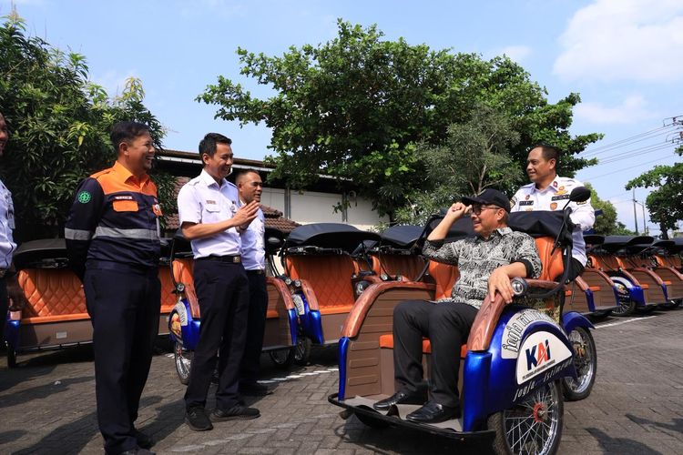 KAI Daop 6 Bagi-bagi Becak Listrik ke Paguyuban Pengayuh Becak Jogja, Total 50 Unit