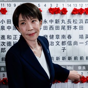 Perdana Menteri Jepang Sanae Takaichi saat menghadiri penghitungan suara pemilihan umum atau pemilu Jepang di Tokyo, Minggu (8/2/2026).