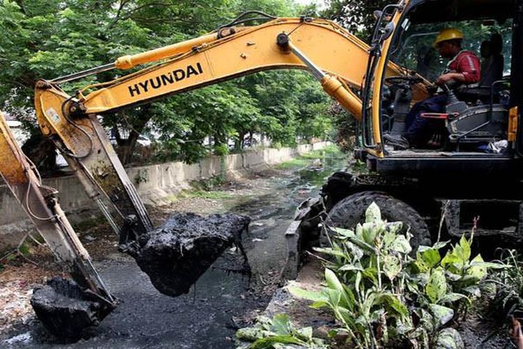 Mengantisipasi potensi bencana hidrometeorologi saat musim hujan, Wali Kota Surabaya, Eri Cahyadi menargetkan percepatan sejumlah proyek saluran.