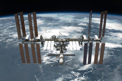 Sukses Pasang Panel Surya Baru di ISS, Para Astronot Berteriak Bangga