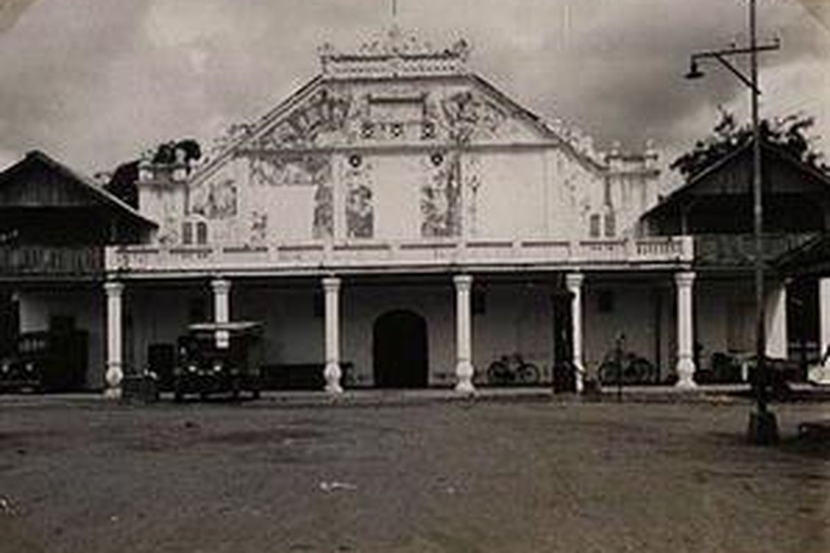 Foto lama dari KITLV tahun 1925 ini memperlihatkan Borsumij, gudang perusahaan dagang Borneos Sumatra Maatschappij. Bagian atas gedung ini mirip dengan bagian atas Hebe. 
