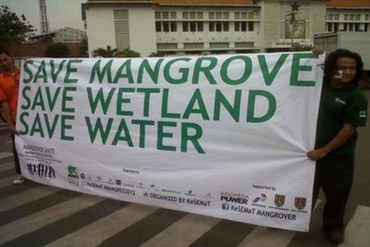 Sejumlah mahasiswa dari Kelompok studi Ekosistem Mangrove Teluk Awur Fakultas Ilmu Kelautan Universitas Diponegoro menggelar aksi kampanye lingkungan di Kawasan Tugu Muda, Kota Semarang, Jawa Tengah, Sabtu (10/3/2012).