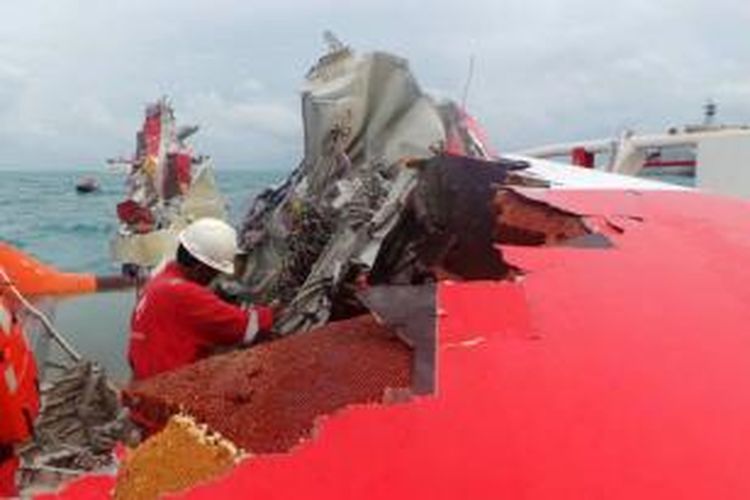 Tim penyelam gabungan dari TNI Angkatan Laut memeriksa bagian ekor pesawat AirAsia QZ8501 di dek kapal Crest Onyx milik SKK Migas, di perairan Selat Karimata, Pangkalan Bun, Kalimantan Tengah, Sabtu (10/1/20150