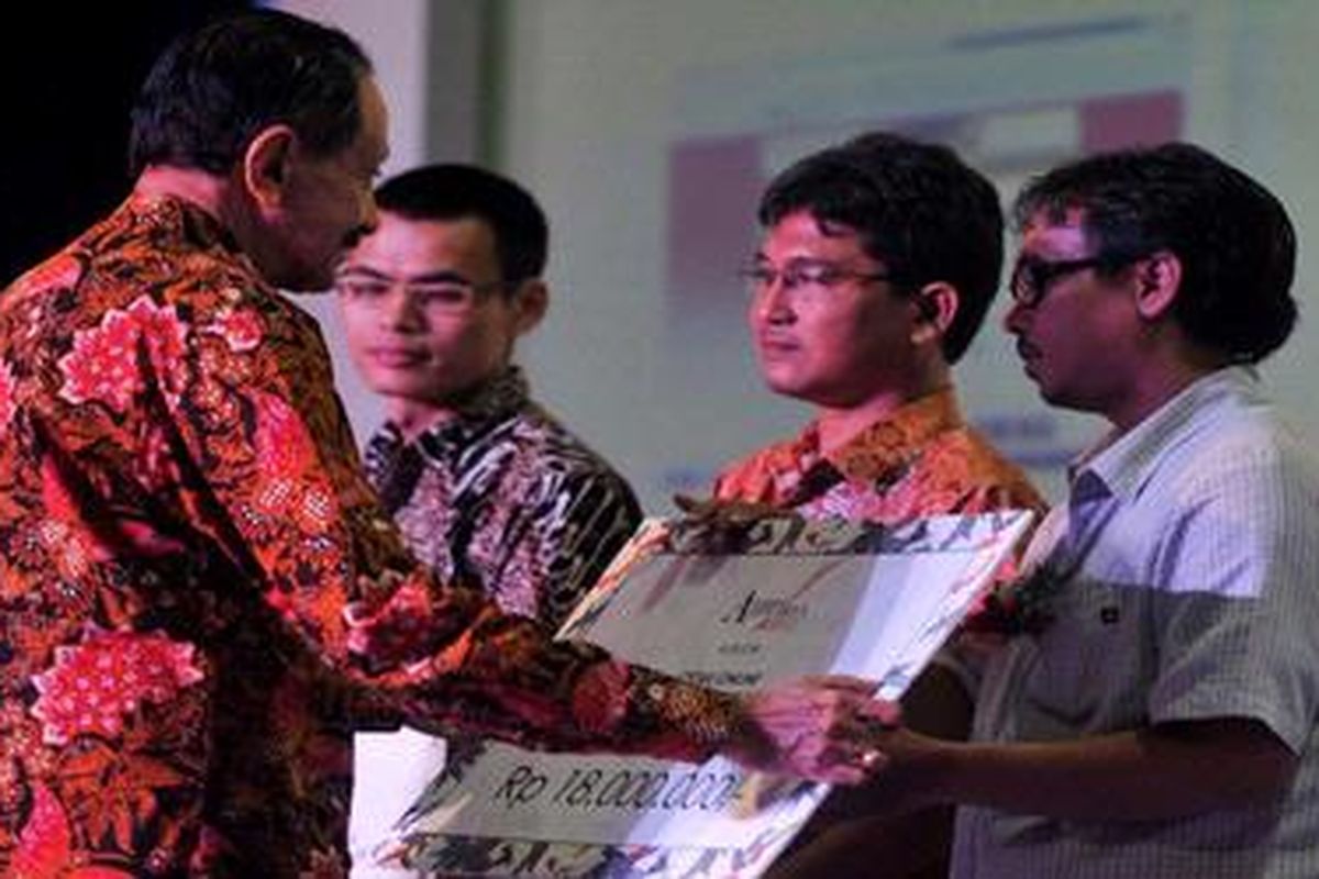 Wartawan Kompas Ahmad Arif (kanan) menerima penghargaan Anugerah Adiwarta 2012 kategori cetak/online liputan kemanusiaan bidang lingkungan dengan judul tulisan Sulawesi: Jantung Nusantara yang Terkoyak di Jakarta, Selasa (4/12/2012). Tulisan Ekspedisi Cincin Api edisi Sulawesi tersebut ditulis Ahmad Arif bersama Amir Sodikin, Azwin Rizal Harahap, dan Laksana Agung Saputra.