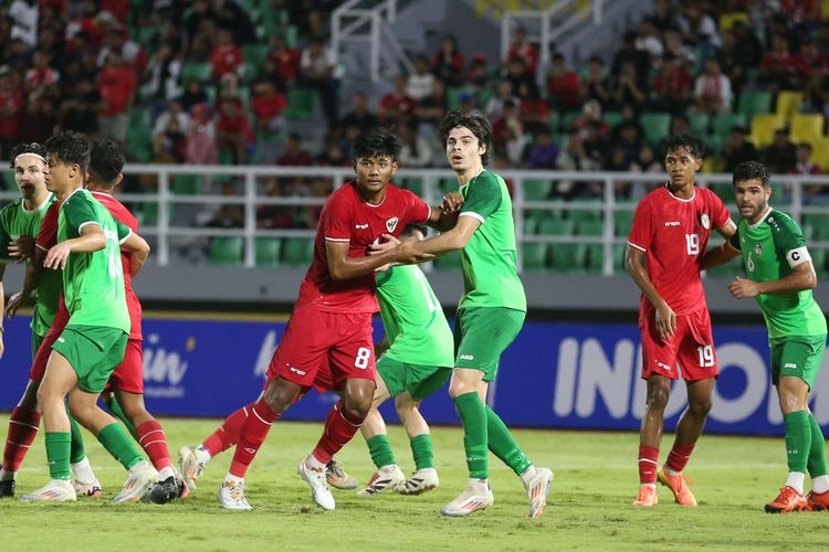 Duel penyerang Arkhan Kaka dengan bek Suriah. Pertandingan Timnas U20 Indonesia vs Suriah di ajang Mandiri U20 Challenge Series 2025 digelar di Stadion Gelora Delta Sidoarjo, Senin (27/1/2025) pukul 19.30 WIB. 