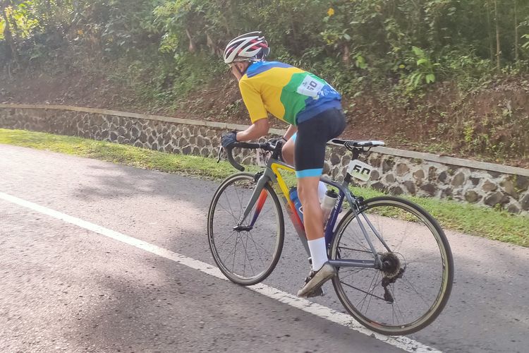 Salah satu peserta Cycling De Jabar 2022 saat melalui Tanjakan Ciletuh, Sukabumi, Jawa Barat, Sabtu (27/8/2022).