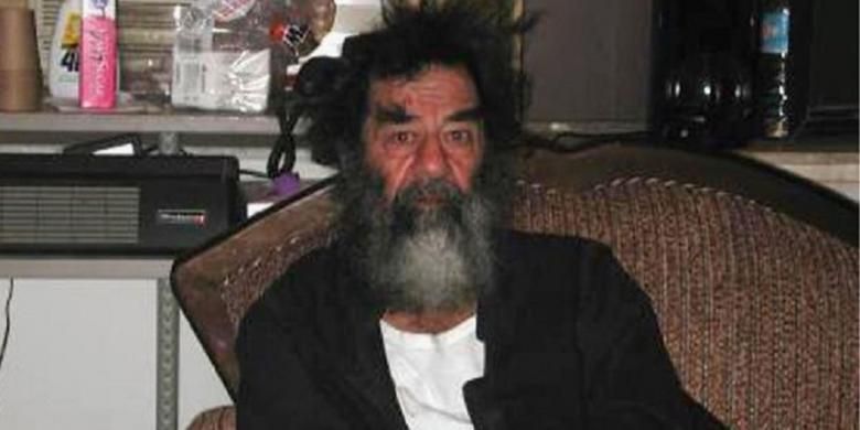 Saddam Hussein sesaat setelah ditangkap pada Desember 2003.
