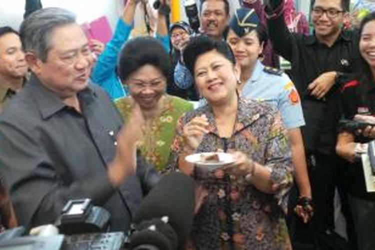 Presiden Susilo Bambang Yudhoyono mendapat kejutan dari wartawan usai meresmikan Pusat Kesehatan Ibu dan Anak, RSCM, Selasa (9/9/2014).